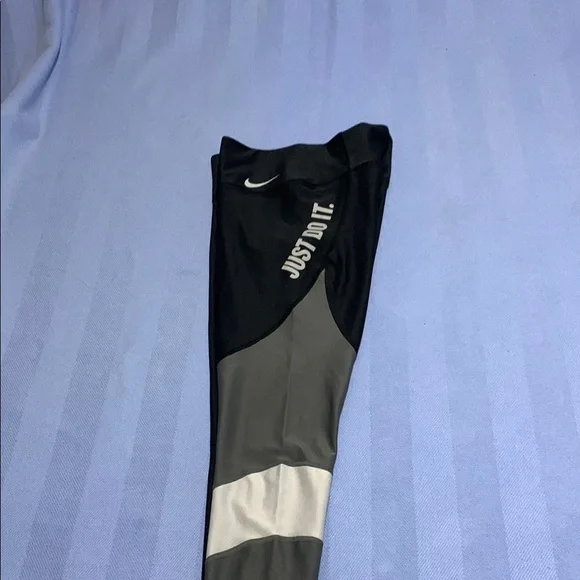 NEW NIKE WOMEN'S POWER GRAPHIC COLOR BLOCK TIGHTS BLK/GRY SZ SMALL (933785 010) - Picture 6 of 6